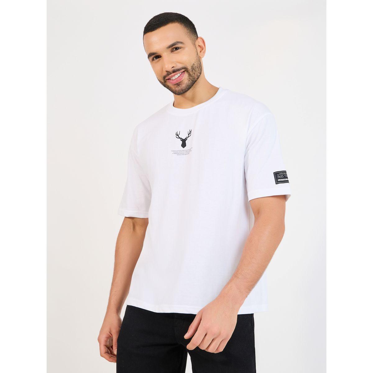 تيشيرت فضفاض بطبعة جرافيك وأكمام مزينة بشارة-men-clothing-tshirtsandpolos-tshirts-image-1