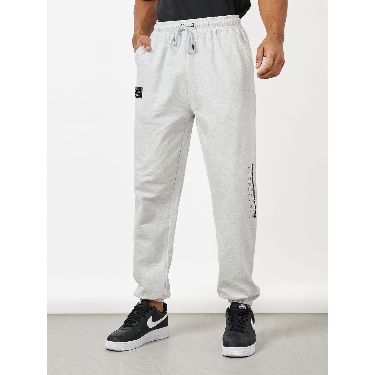 جوغر واسع مزين بشارة-men-clothing-bottoms-joggers-image-1