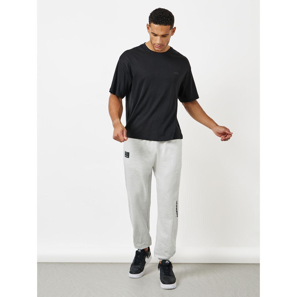 جوغر واسع مزين بشارة-men-clothing-bottoms-joggers-image-2