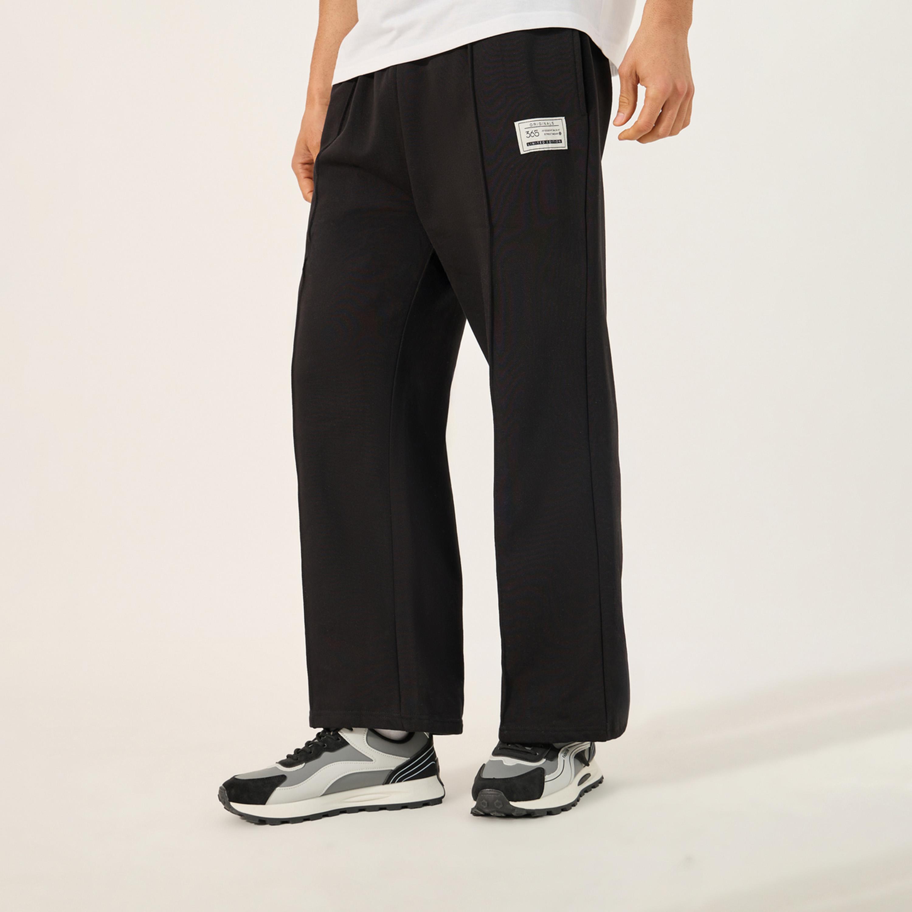 ستايلي - بنطلون رياضي صوف مفتوح الحافة بتصميم كسرة مع تفاصيل شارة-men-clothing-bottoms-joggers-image-1