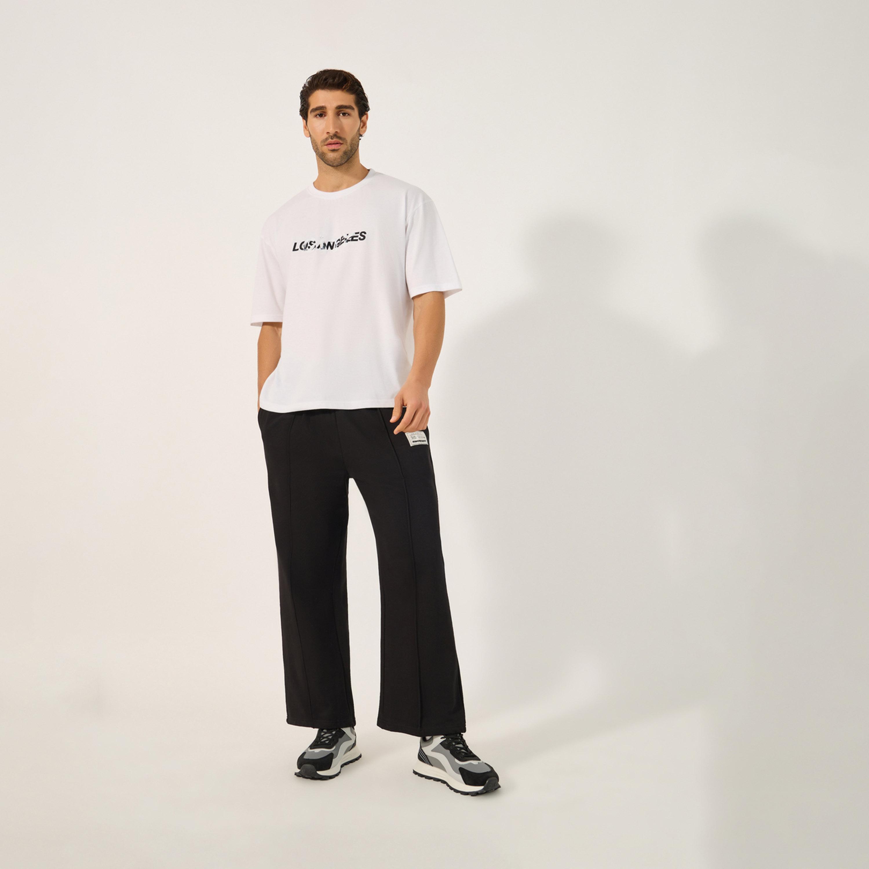 ستايلي - بنطلون رياضي صوف مفتوح الحافة بتصميم كسرة مع تفاصيل شارة-men-clothing-bottoms-joggers-image-2