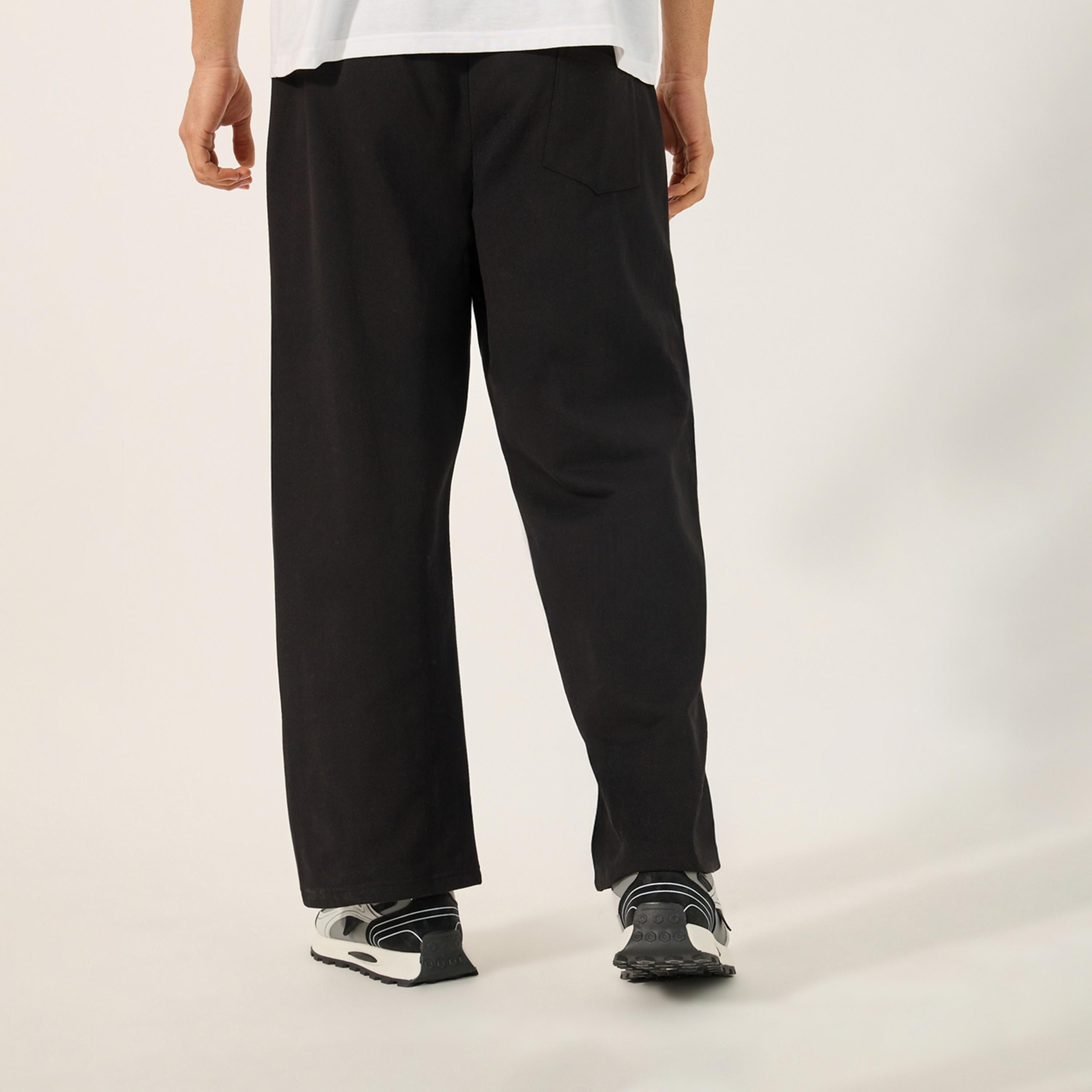 ستايلي - بنطلون رياضي صوف مفتوح الحافة بتصميم كسرة مع تفاصيل شارة-men-clothing-bottoms-joggers-image-4