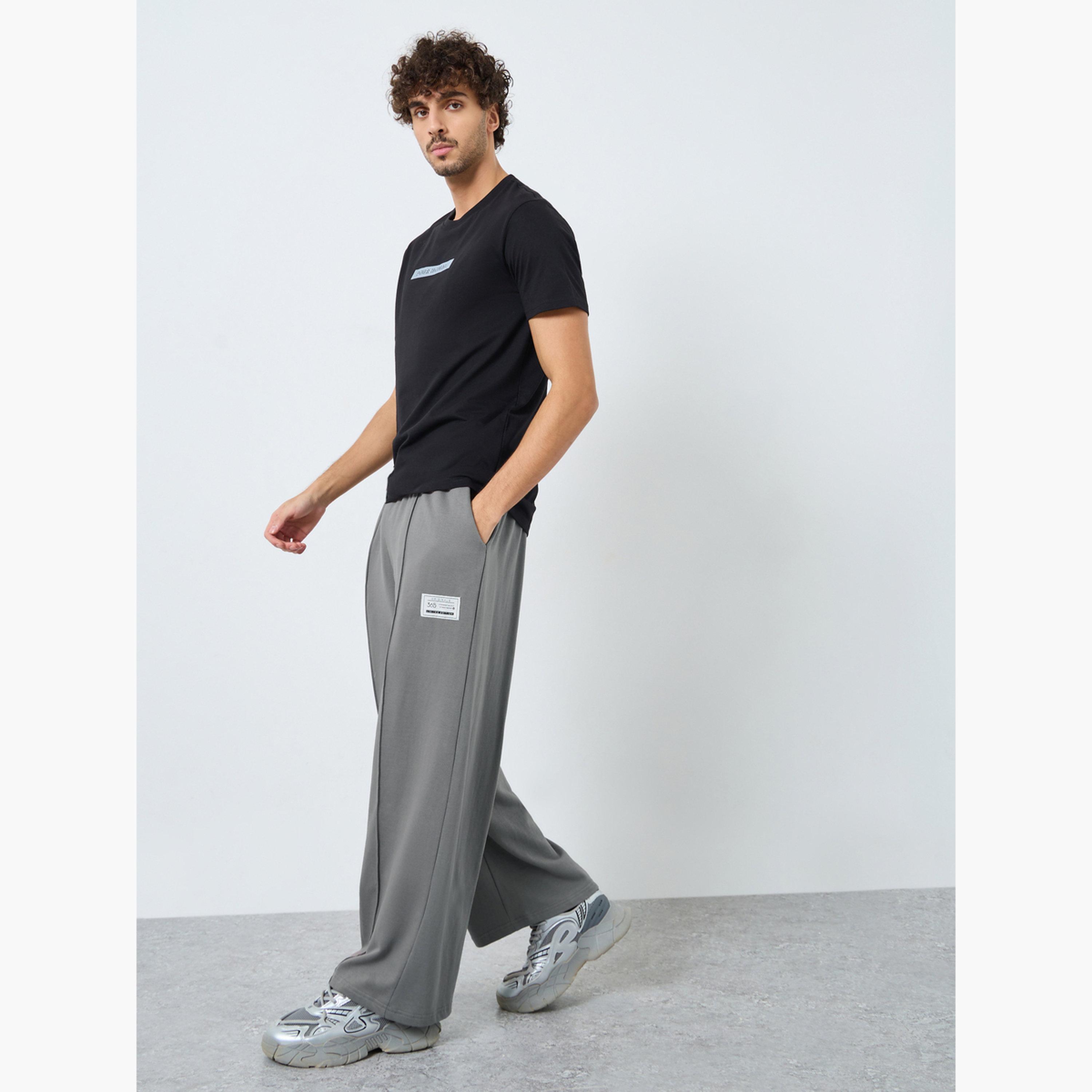 ستايلي - بنطال رياضي تيري واسع الساق من Pintuck مع تفاصيل شارة-men-clothing-bottoms-joggers-image-2