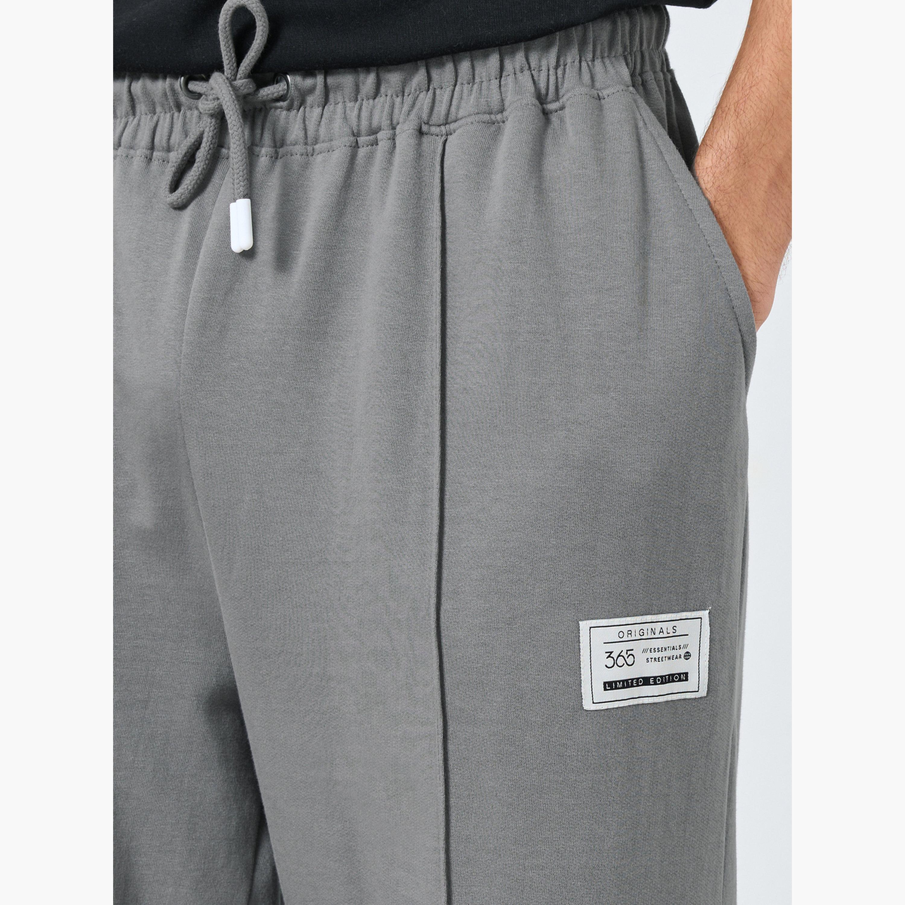 ستايلي - بنطال رياضي تيري واسع الساق من Pintuck مع تفاصيل شارة-men-clothing-bottoms-joggers-image-3