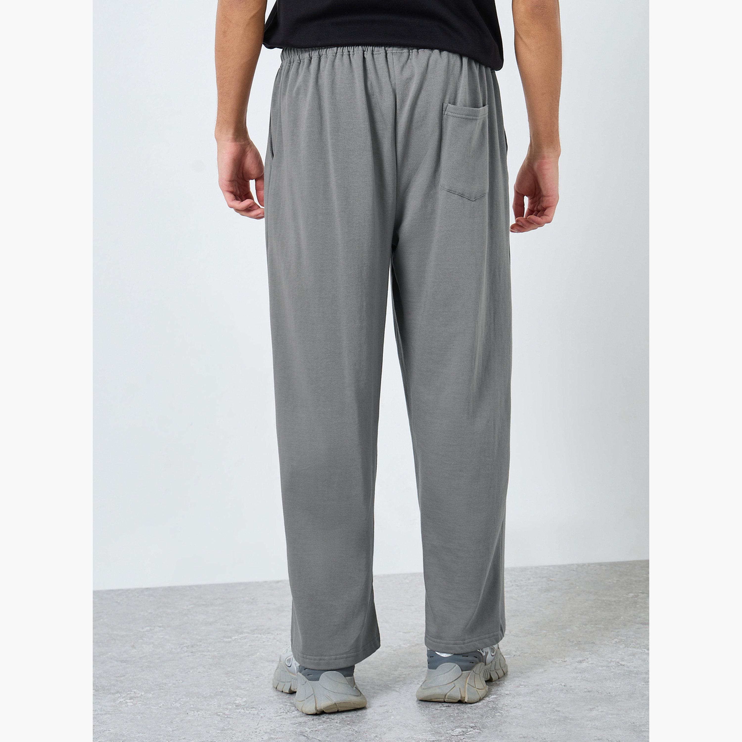 ستايلي - بنطال رياضي تيري واسع الساق من Pintuck مع تفاصيل شارة-men-clothing-bottoms-joggers-image-4