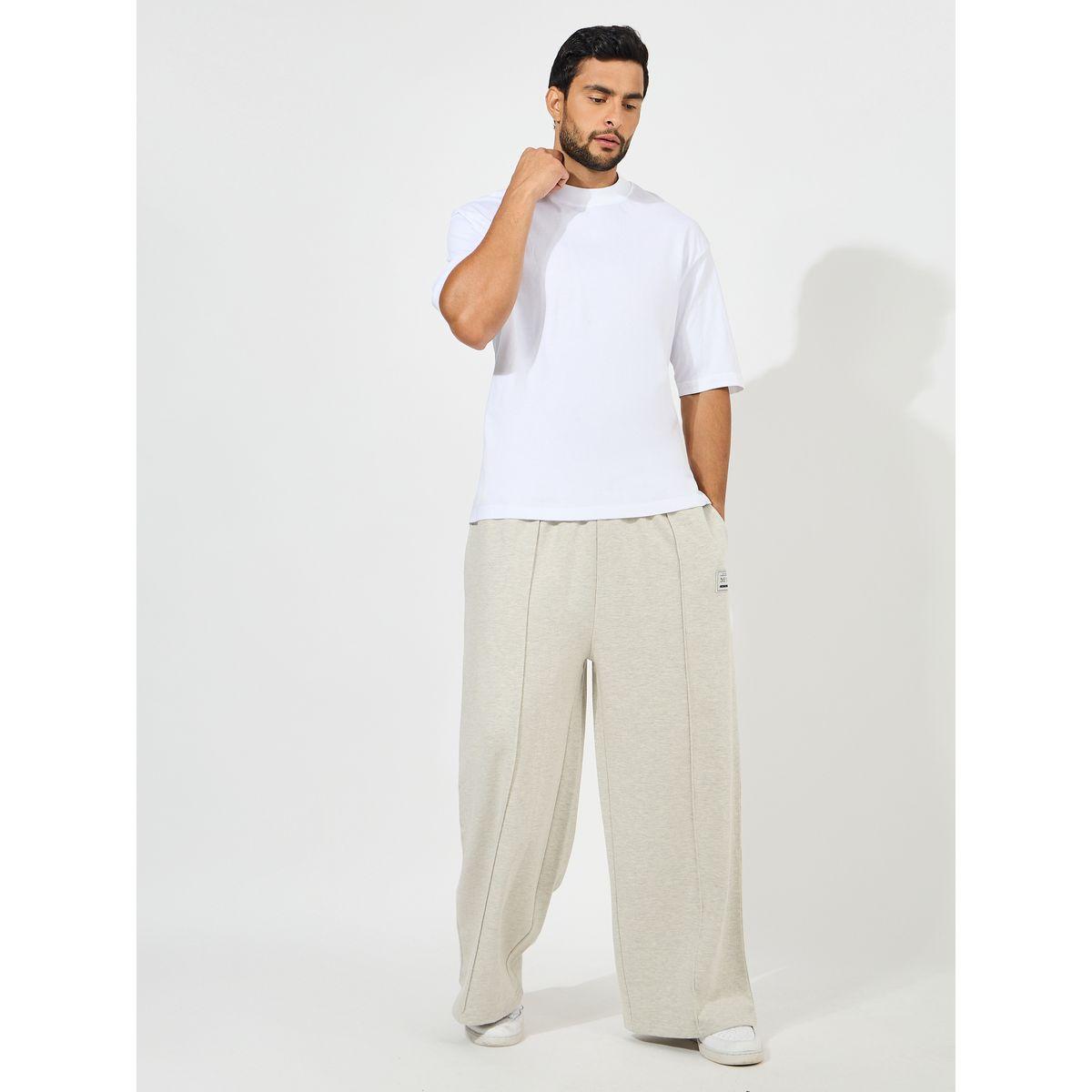 جوغر فليس بارجل واسعة ومزين بشارة-men-clothing-bottoms-joggers-image-2