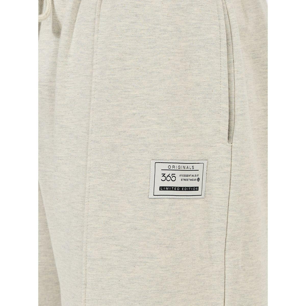 جوغر فليس بارجل واسعة ومزين بشارة-men-clothing-bottoms-joggers-image-3