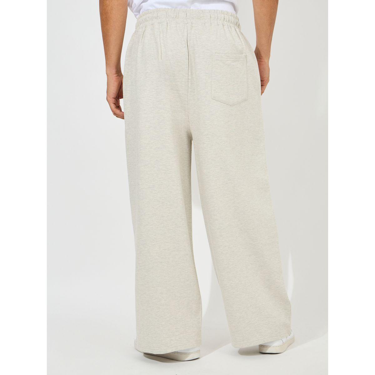 جوغر فليس بارجل واسعة ومزين بشارة-men-clothing-bottoms-joggers-image-4