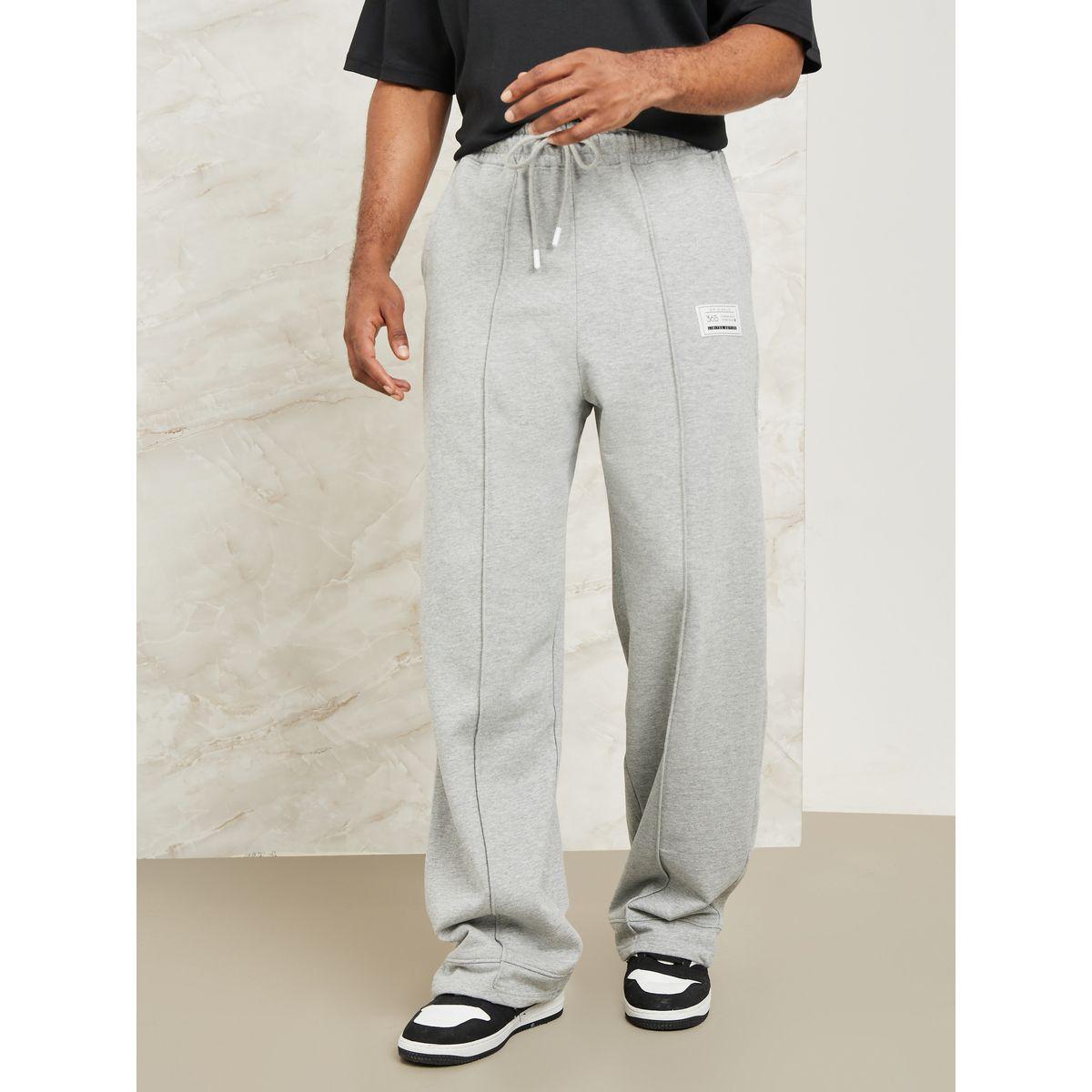 جوغر واسع الأرجل ومزين بشارة-men-clothing-bottoms-joggers-image-1