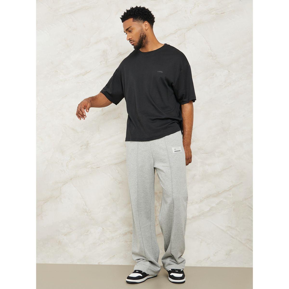 جوغر واسع الأرجل ومزين بشارة-men-clothing-bottoms-joggers-image-2