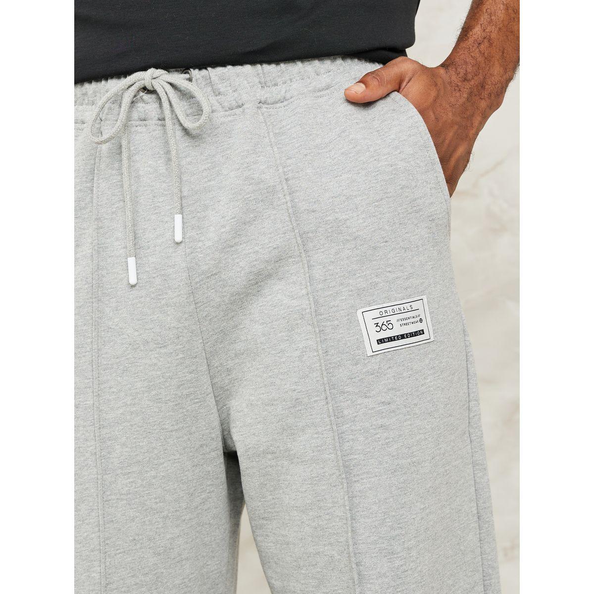 جوغر واسع الأرجل ومزين بشارة-men-clothing-bottoms-joggers-image-3