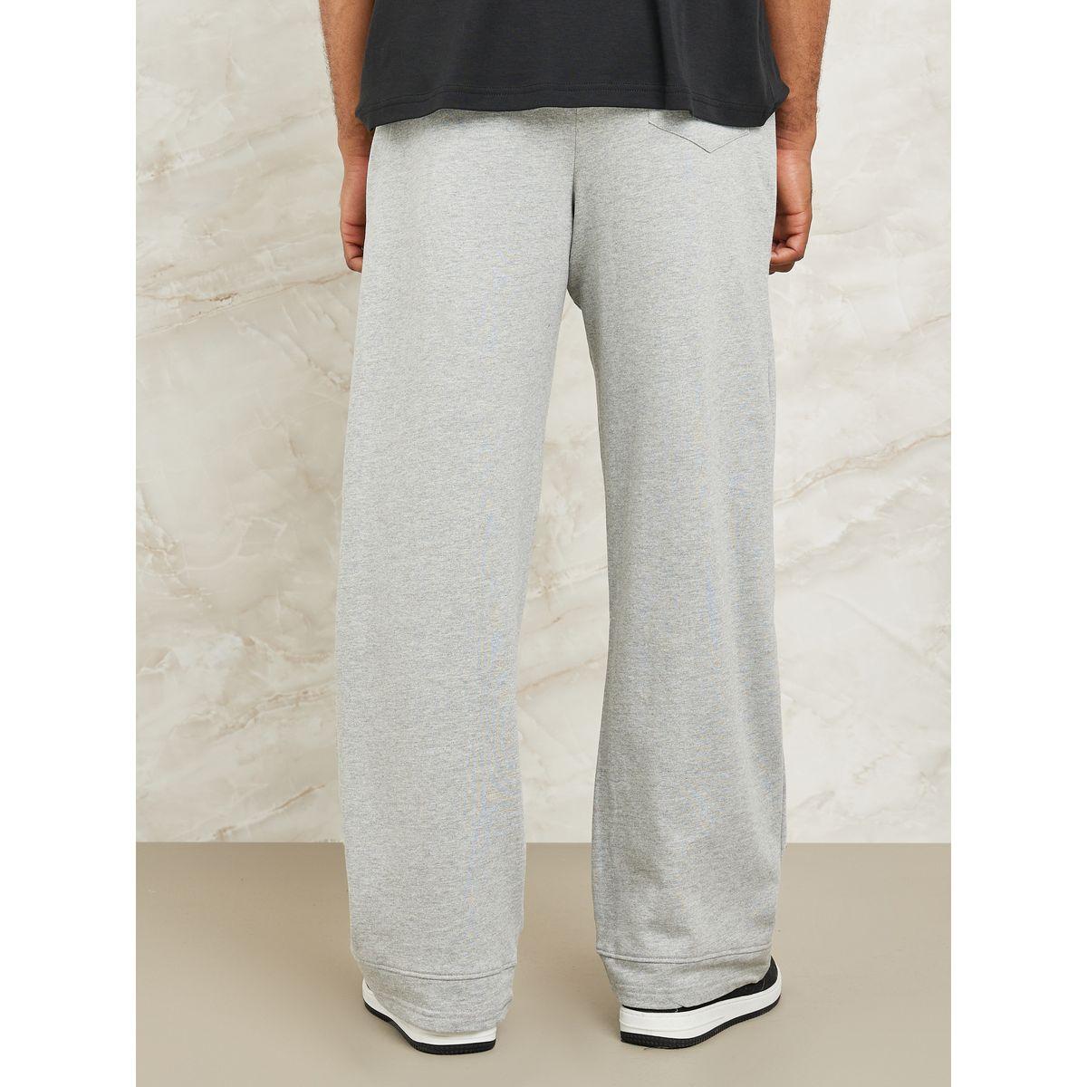 جوغر واسع الأرجل ومزين بشارة-men-clothing-bottoms-joggers-image-4