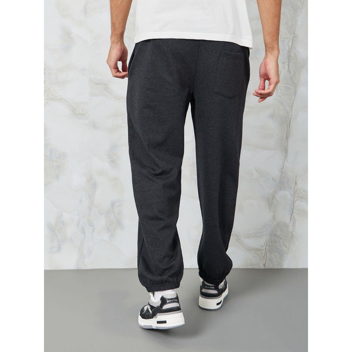 جوغر بكتابة مُطرزة وقصة مريحة-men-clothing-bottoms-joggers-image-4