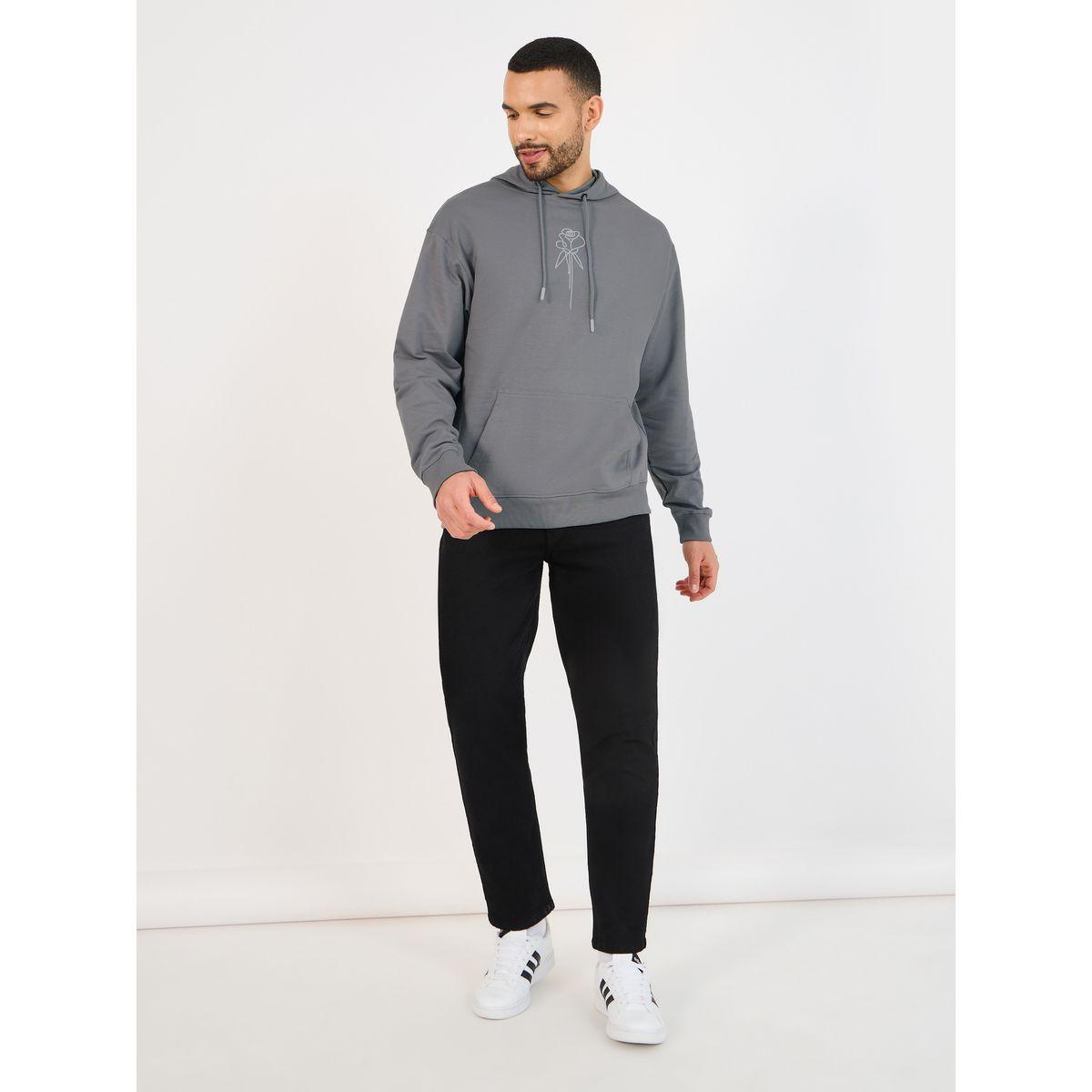 هودي بقصة مريحة وتفاصيل زهرة مُطرّزة-men-winterwear-hoodiesandsweatshirts-image-2