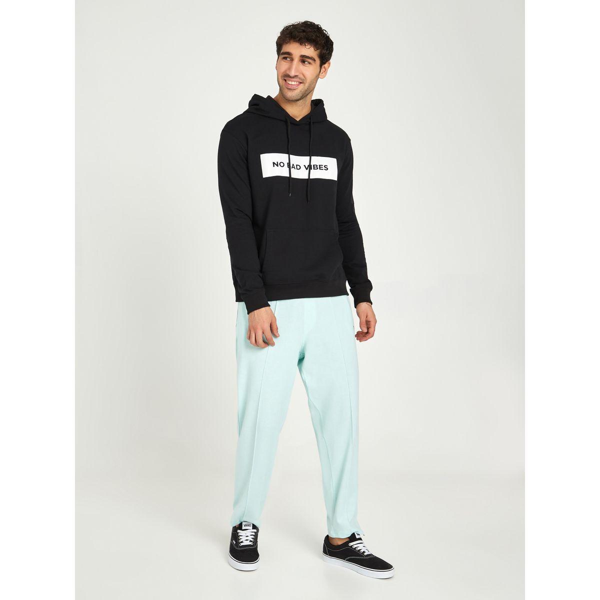 هودي مطبع بكتابة وقصة مريحة-men-winterwear-hoodiesandsweatshirts-image-2