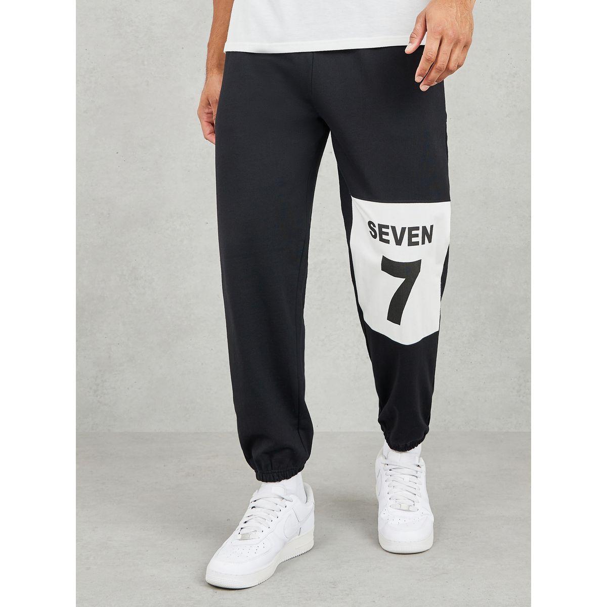 جوغر تيري بقصة مريحة وطبعة فارسيتي-men-clothing-bottoms-joggers-image-1