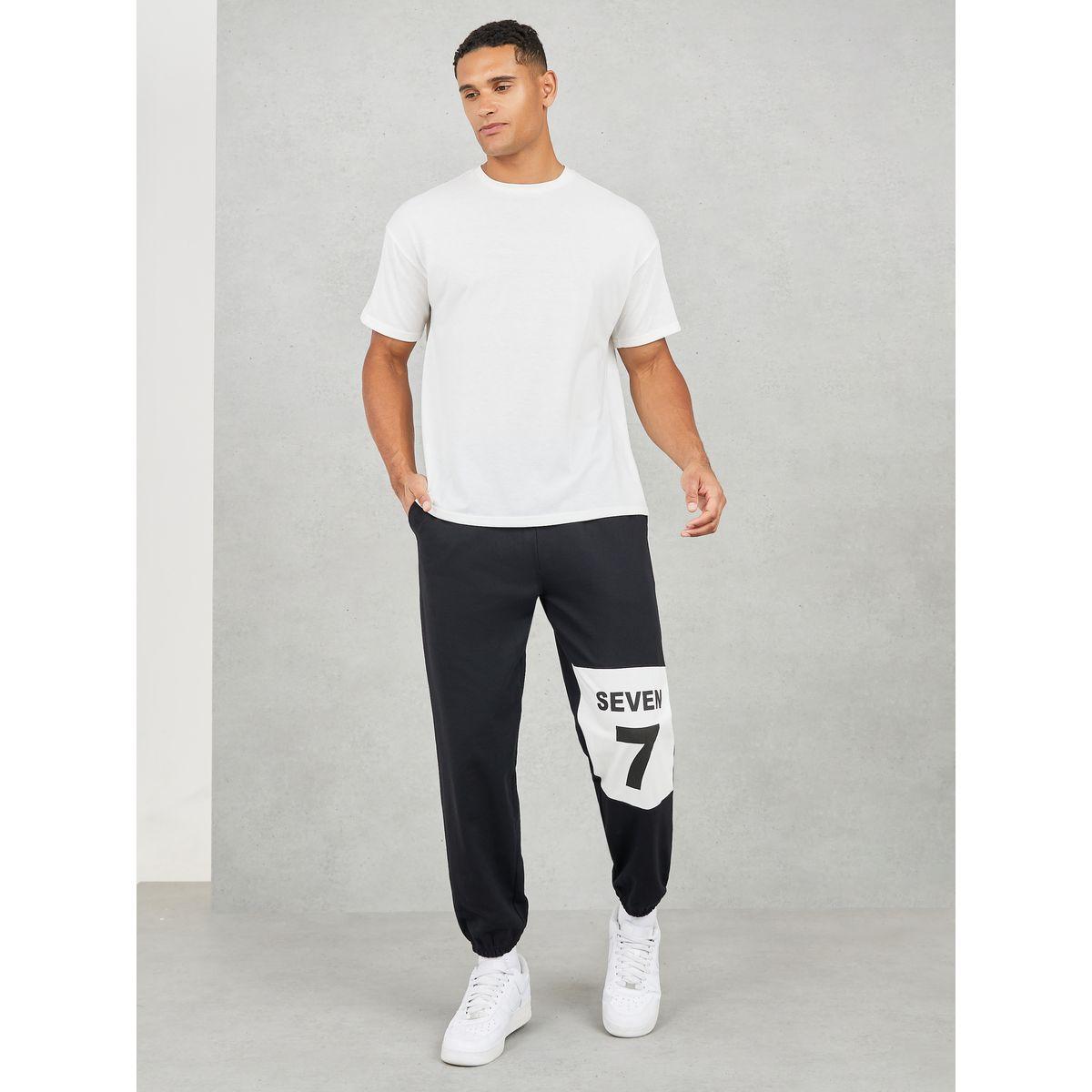 جوغر تيري بقصة مريحة وطبعة فارسيتي-men-clothing-bottoms-joggers-image-2