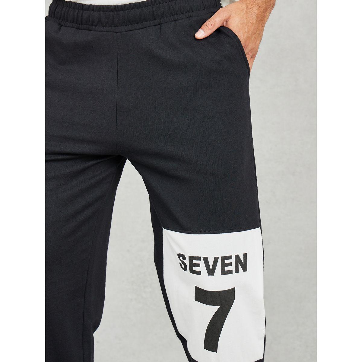 جوغر تيري بقصة مريحة وطبعة فارسيتي-men-clothing-bottoms-joggers-image-3