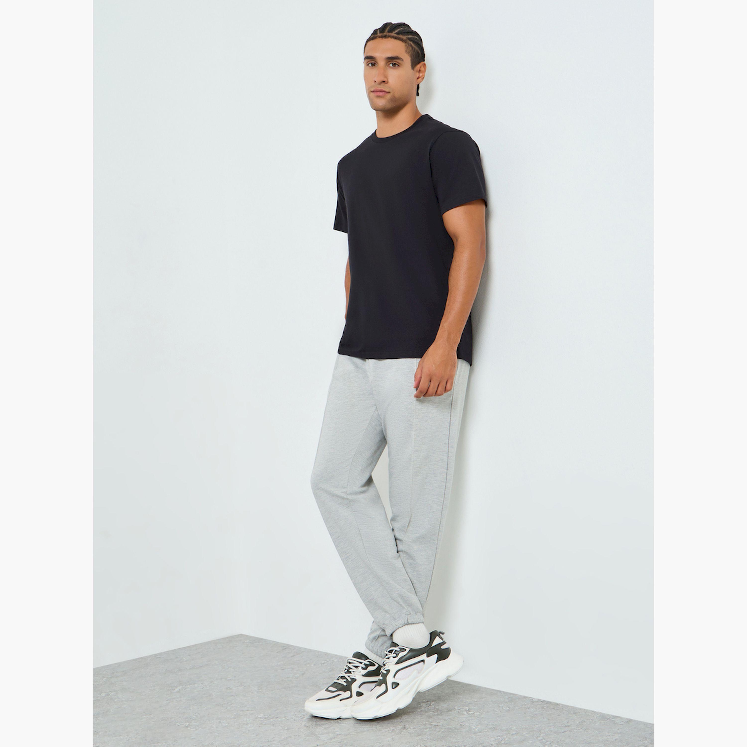 بنطال جوغر سادة مع تفاصيل محزوزة-men-clothing-bottoms-joggers-image-2