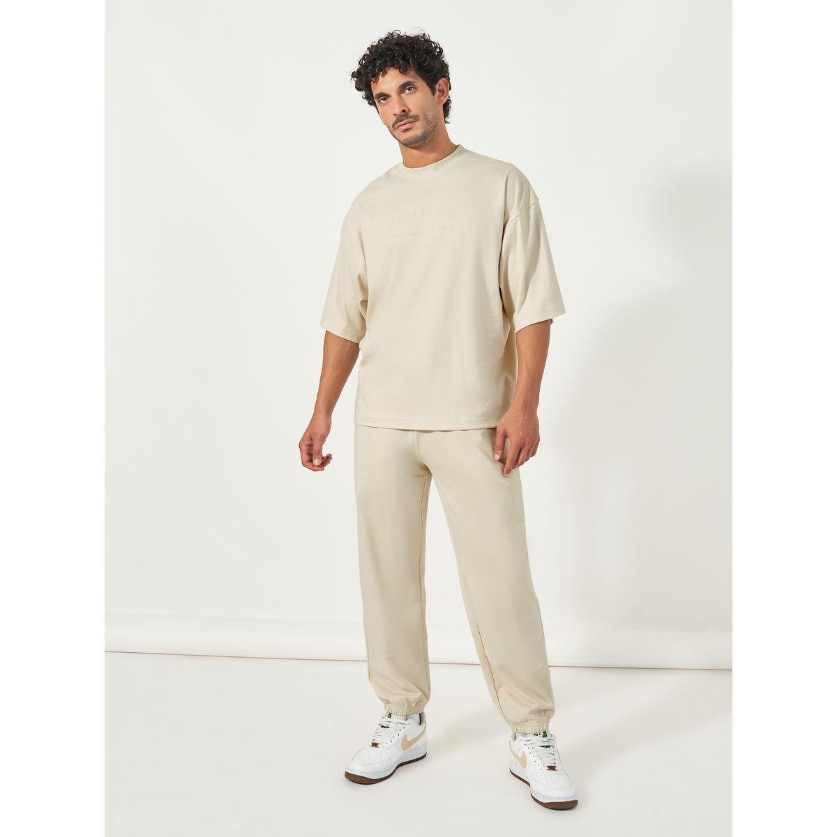 طقم منسق من جوغر وتيشيرت بوكسي بطبعة كتابة-men-clothing-coordsets-image-1