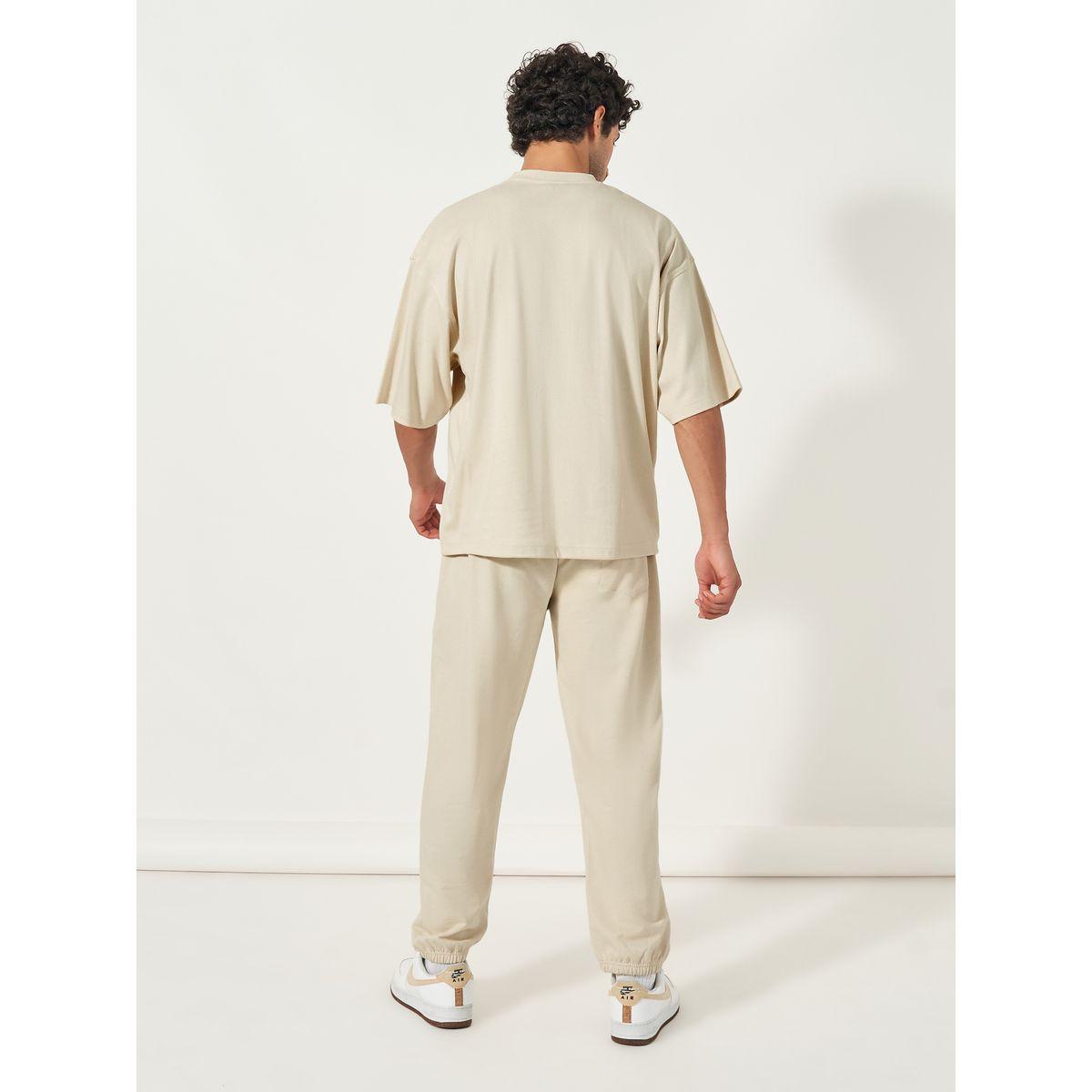 طقم منسق من جوغر وتيشيرت بوكسي بطبعة كتابة-men-clothing-coordsets-image-5