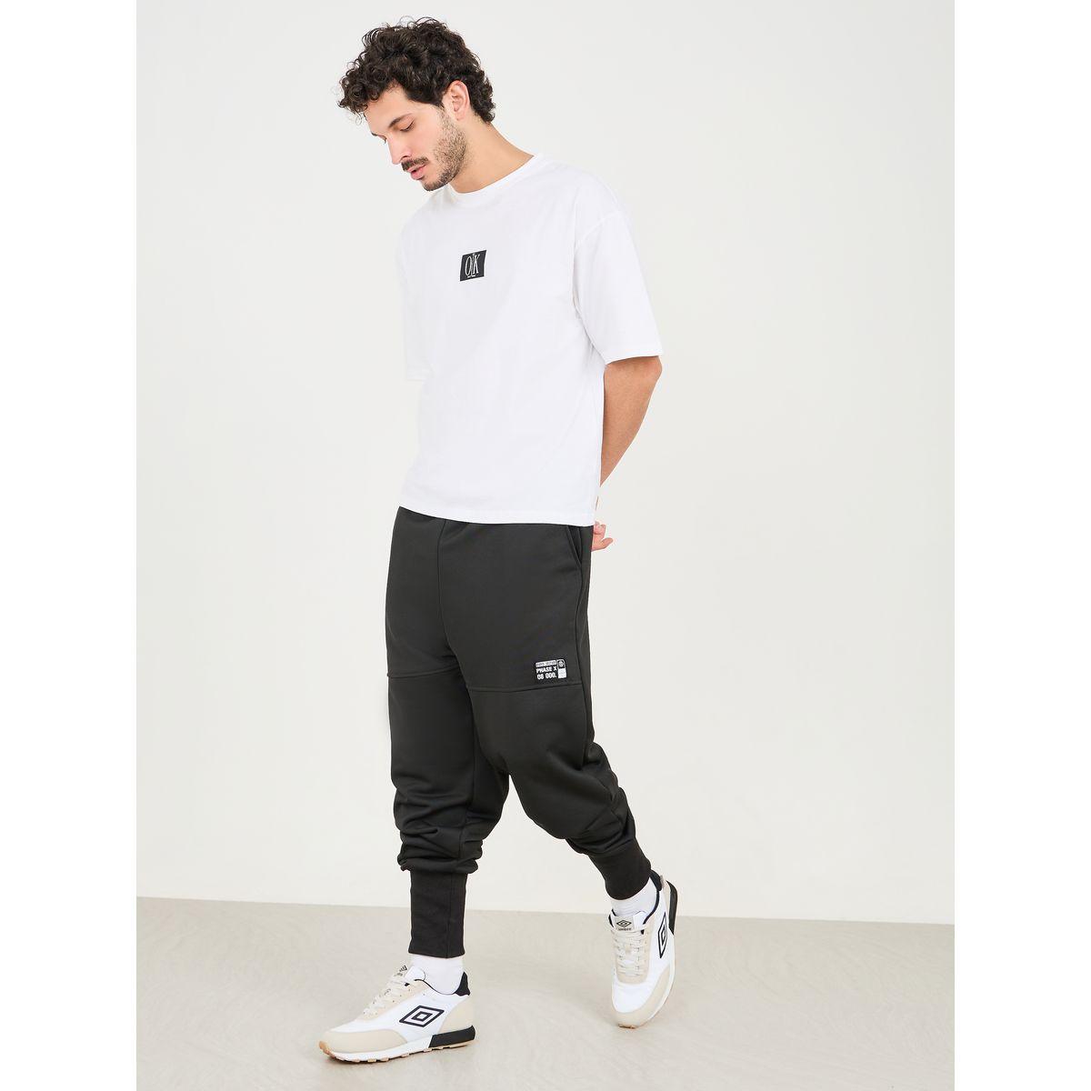 جوغر مزين بشارة مع حواف بأساور-men-clothing-bottoms-joggers-image-2
