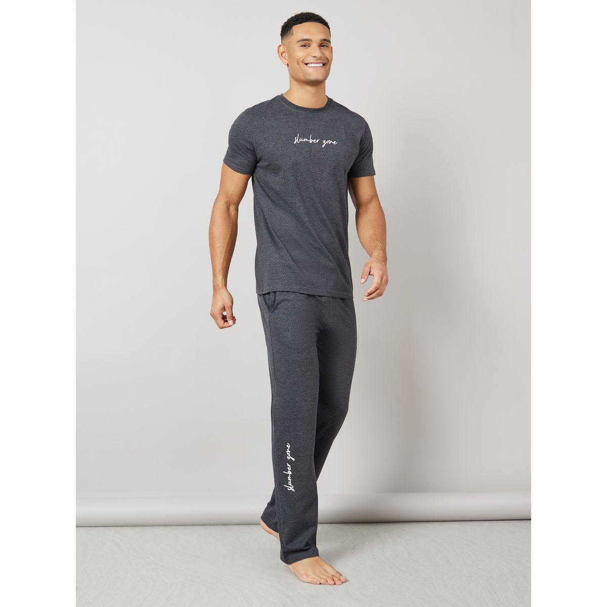 قميص برقبة دائرية بطبعة صدر من Styli Unwind وطقم بيجاما-men-clothing-nightwear-sets-image-2