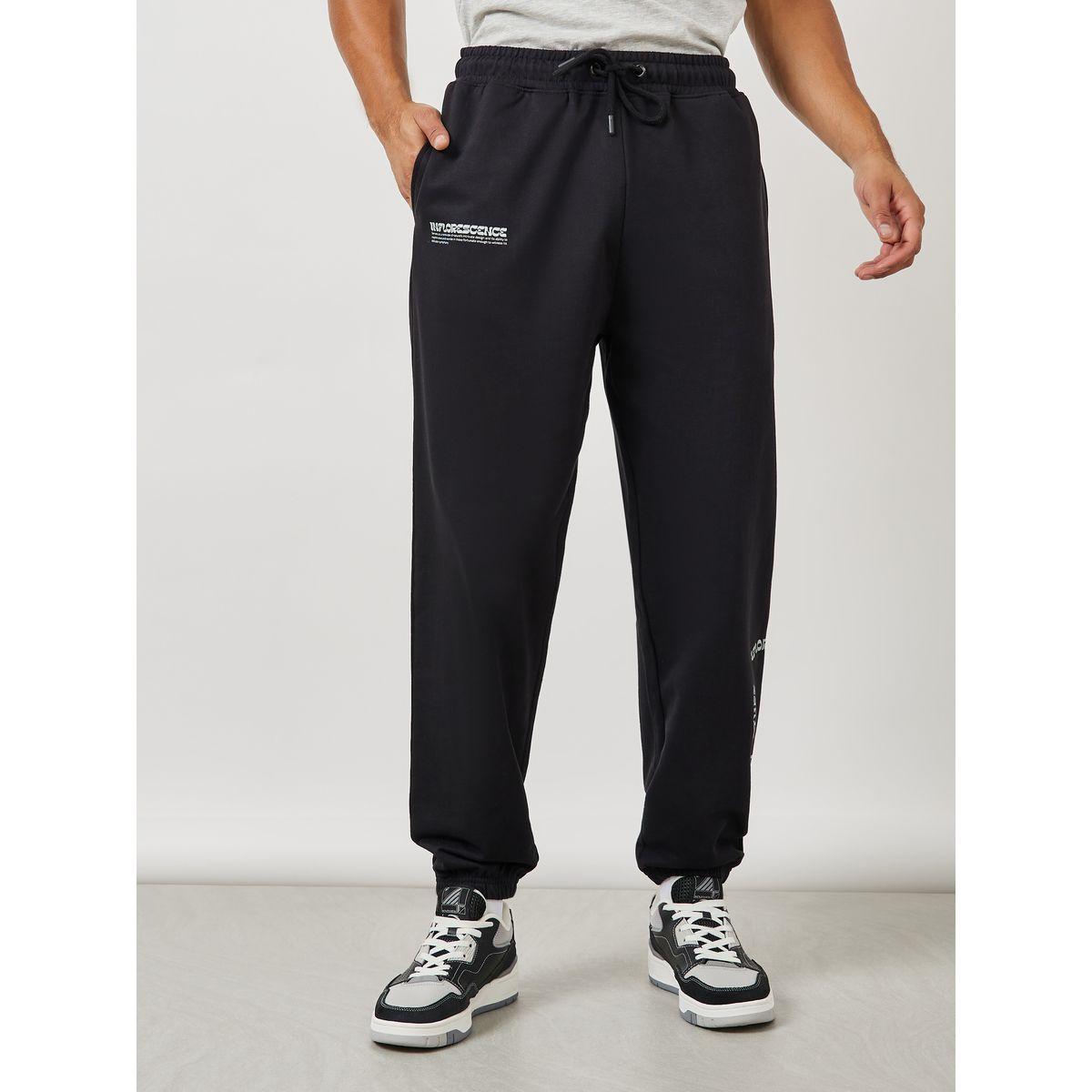 جوغر فليس بطبعة بليسمنت-men-clothing-bottoms-joggers-image-1