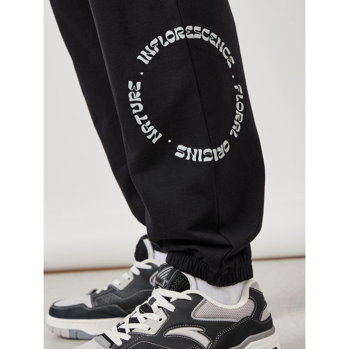 جوغر فليس بطبعة بليسمنت-men-clothing-bottoms-joggers-image-4