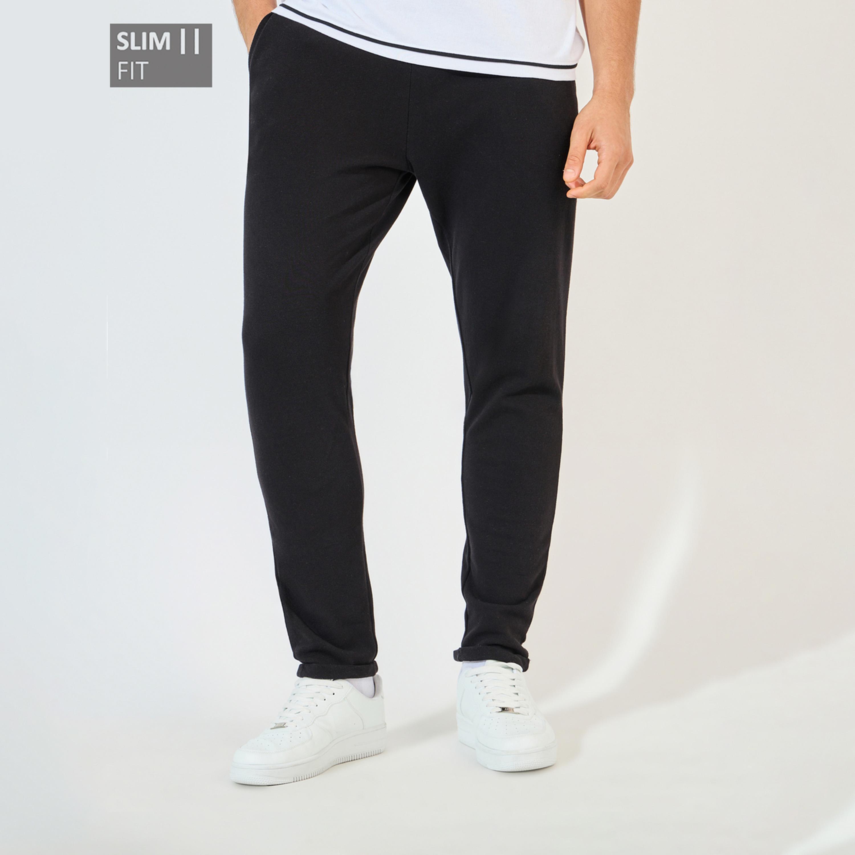 ستايلي - بنطال بيكيه محبوك بقصّة نحيفة مع حاشية مطوية-men-clothing-bottoms-trousersandchinos-trousers-image-1