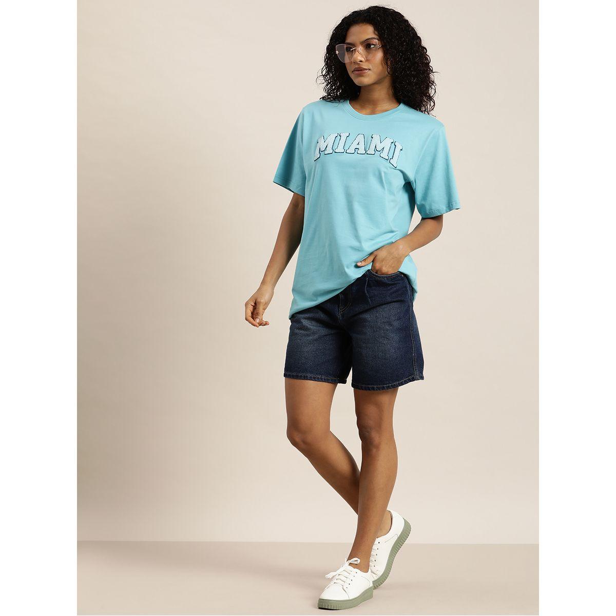 تيشيرت واسع بطبعة تايبوجرافيك ديلينجر × ستايلي-women-clothing-tshirts-image-5