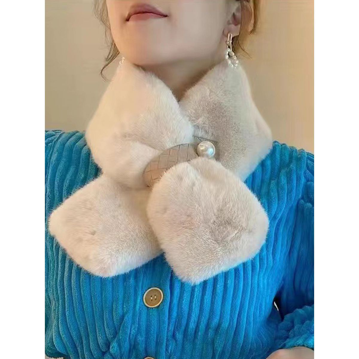 وشاح رأس مزين بفرو صناعي-women-winterwear-scarves-image-1
