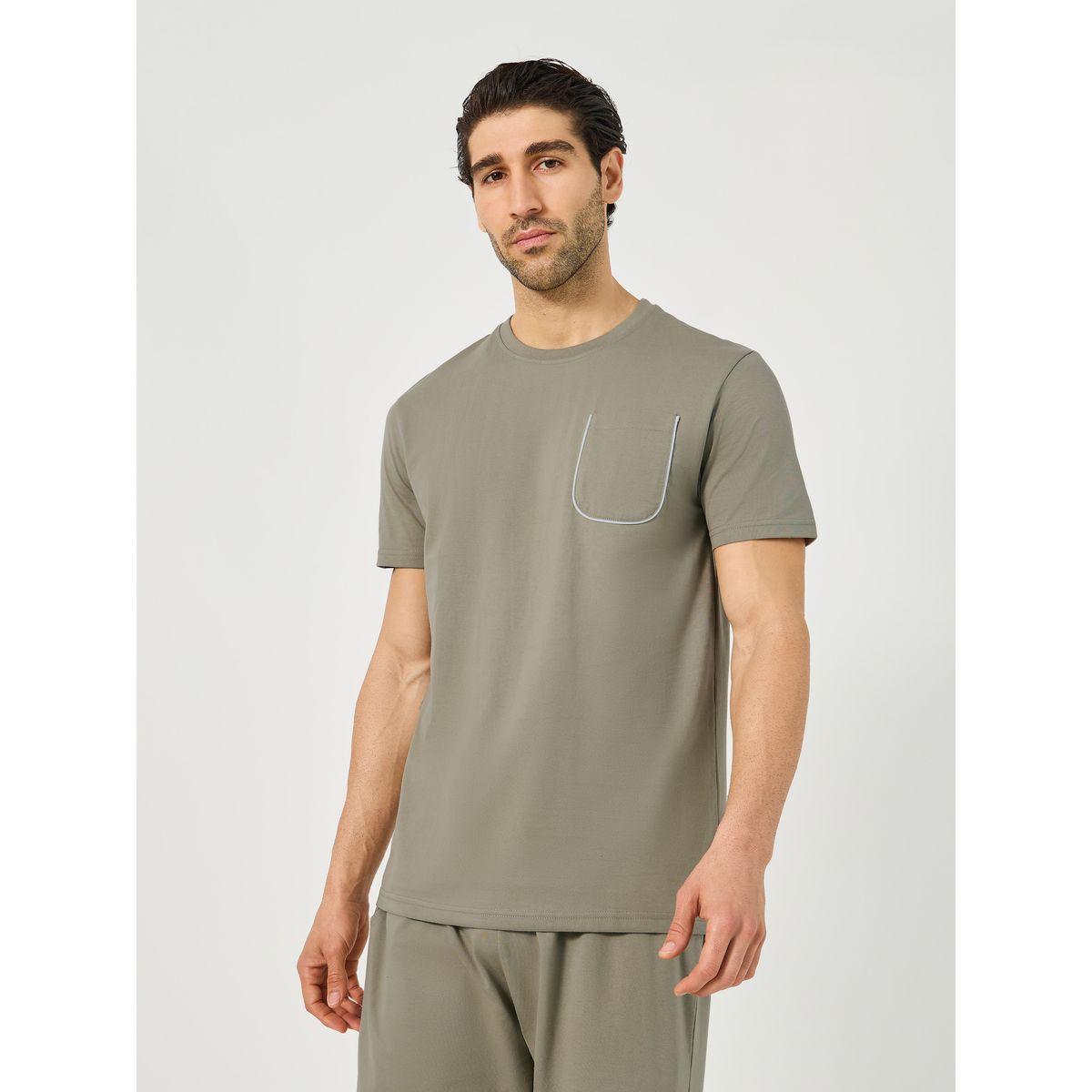 طقم من شورت بيجاما وتيشيرت بتفاصيل جيب-men-clothing-nightwear-pyjamaandshorts-image-2