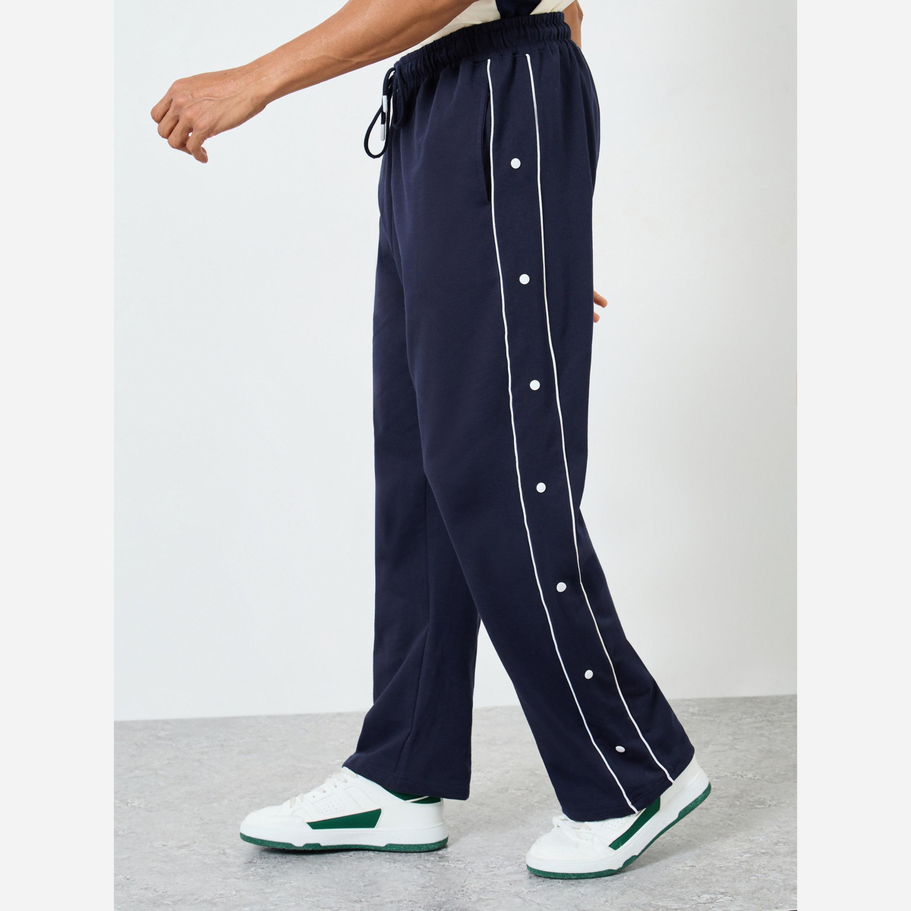 ستايلي - بنطال رياضي مقاس واسع مفتوح من الأسفل مزين بخطوط وأزرار كبس-men-clothing-bottoms-joggers-image-5