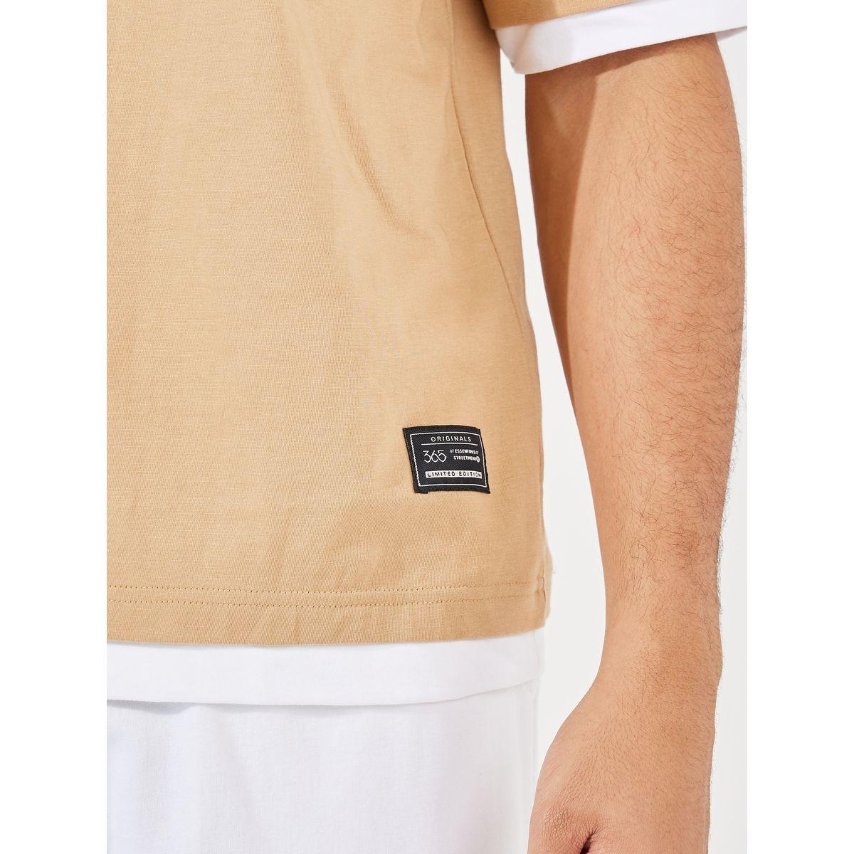تيشيرت فضفاض مزين بشارة وتفاصيل مُتباينة-men-clothing-tshirtsandpolos-tshirts-image-3