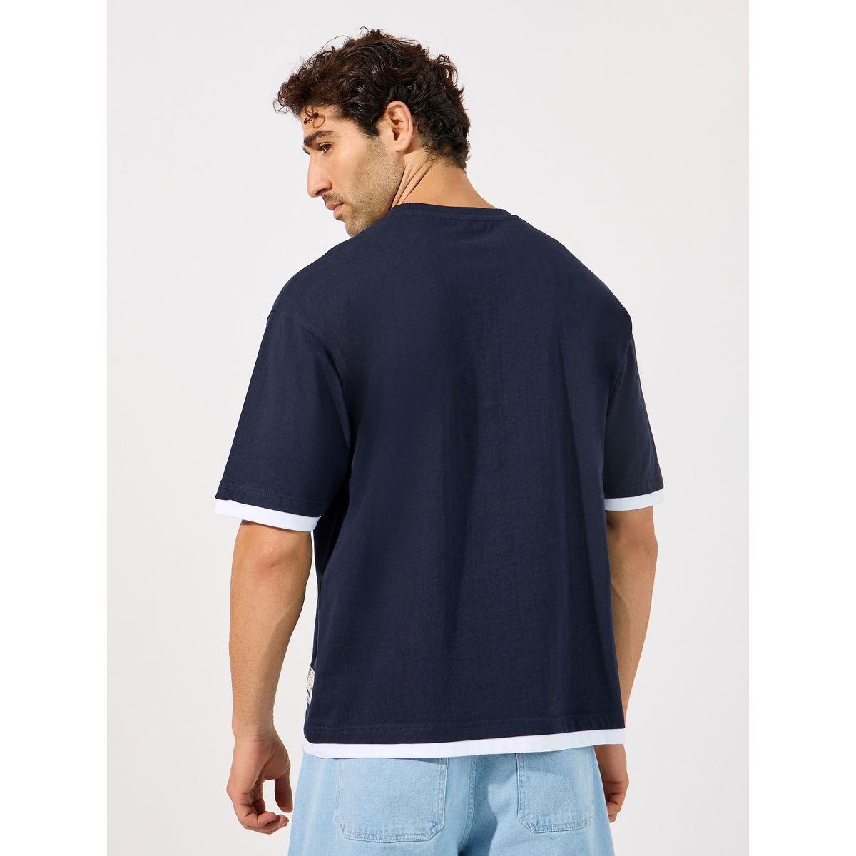 تيشيرت فضفاض بتفاصيل مُتباينة مع شارة-men-clothing-tshirtsandpolos-tshirts-image-5