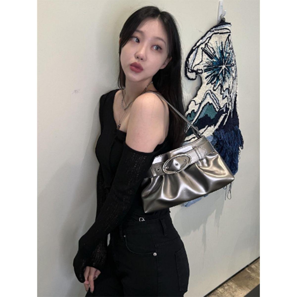 شنطة بتفاصيل لامعة وإبزيم غلق-women-bagsandwallets-handbags-image-1