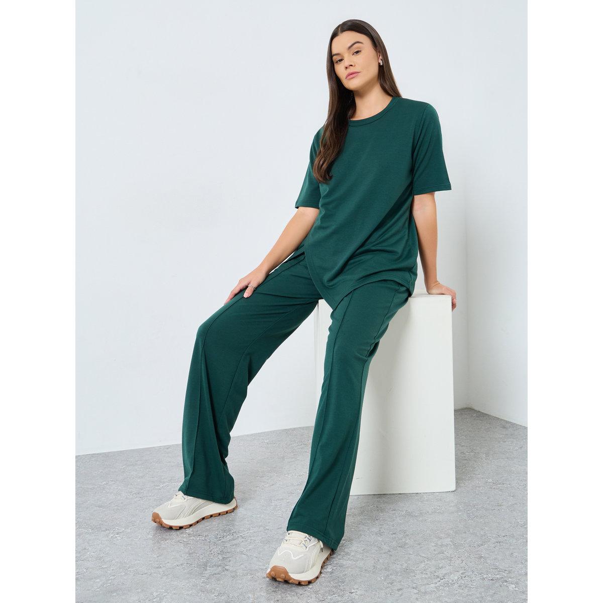 طقم منسق من بنطال جوغر وتيشيرت-women-clothing-coordsets-image-1