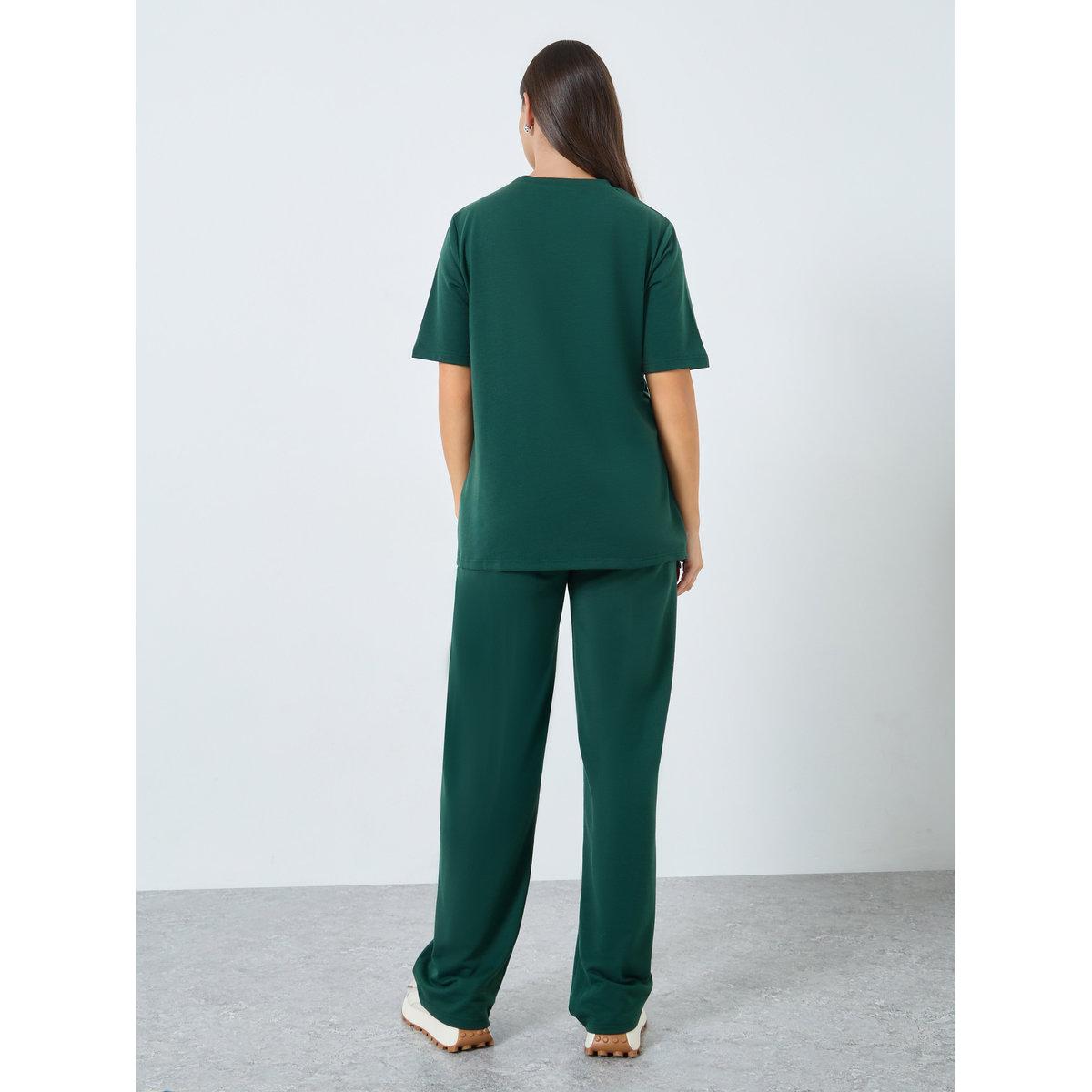 طقم منسق من بنطال جوغر وتيشيرت-women-clothing-coordsets-image-5