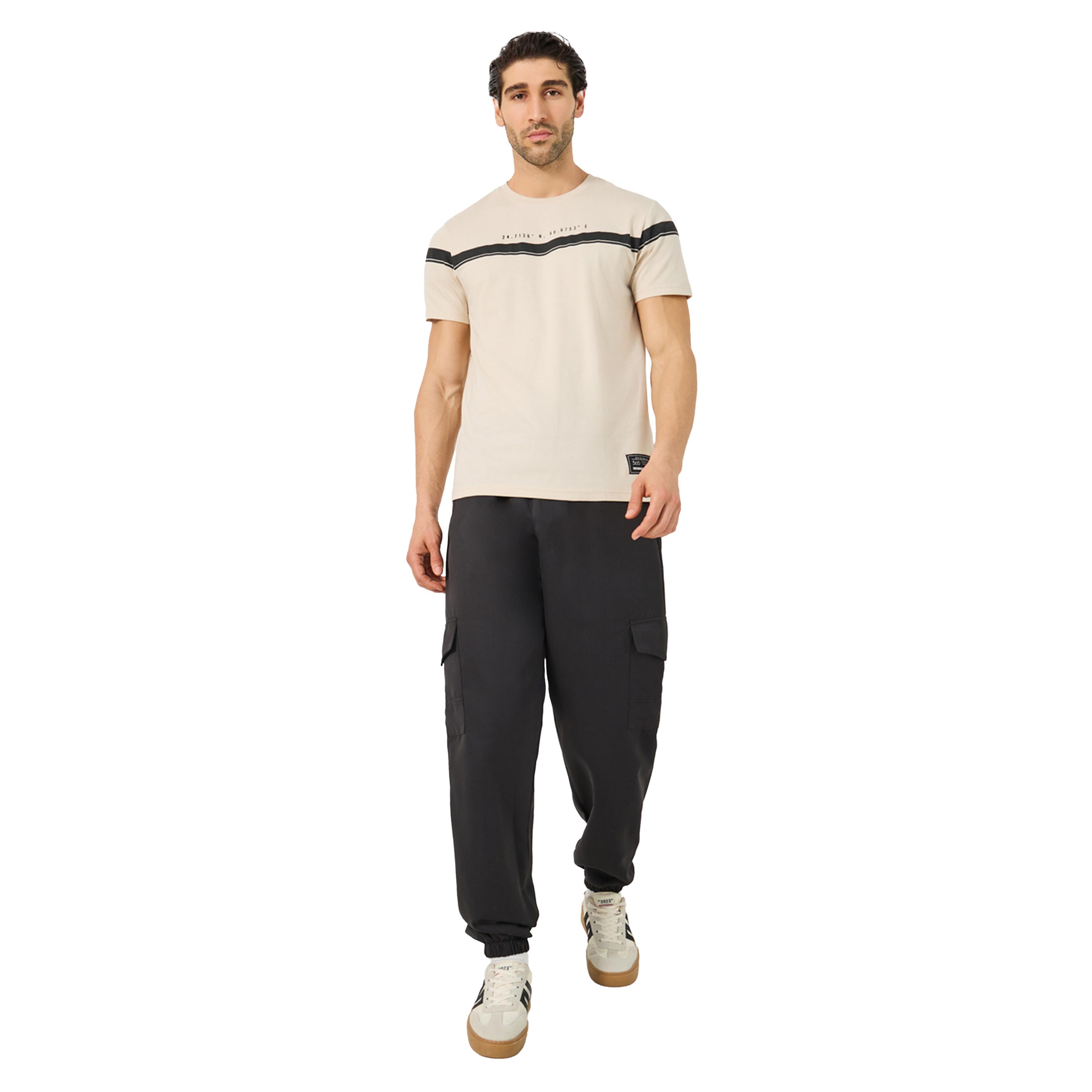 ستايلي - تي شيرت بقصة عادية وطبعة شعار وحزء متباين مع تفاصيل شارة-men-clothing-tshirtsandpolos-tshirts-image-2