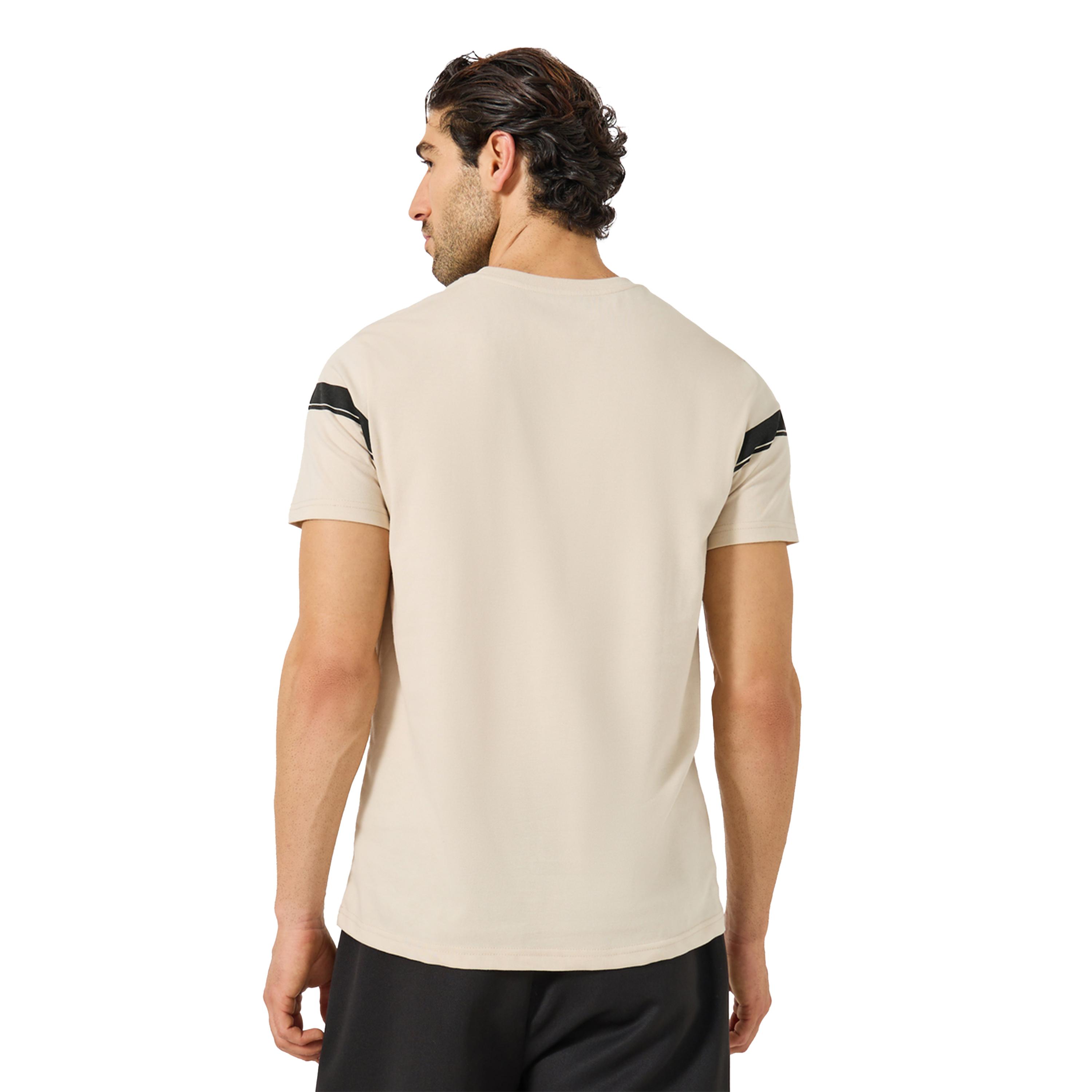 ستايلي - تي شيرت بقصة عادية وطبعة شعار وحزء متباين مع تفاصيل شارة-men-clothing-tshirtsandpolos-tshirts-image-4