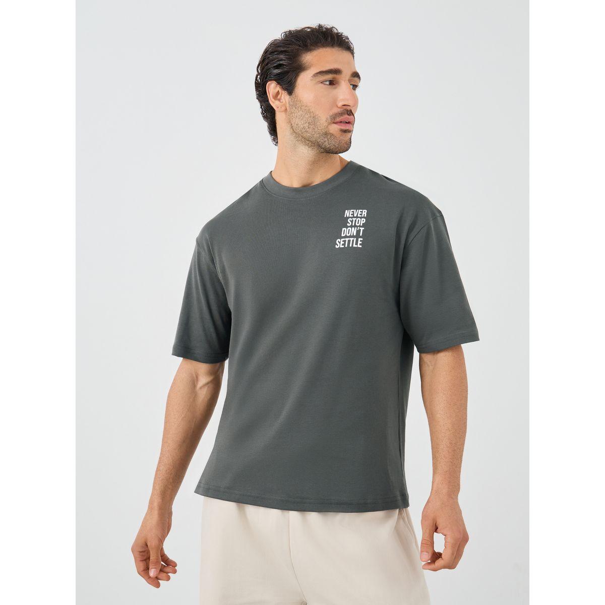 تيشيرت فضفاض بياقة دائرية وطبعة كتابة-men-clothing-tshirtsandpolos-tshirts-image-2
