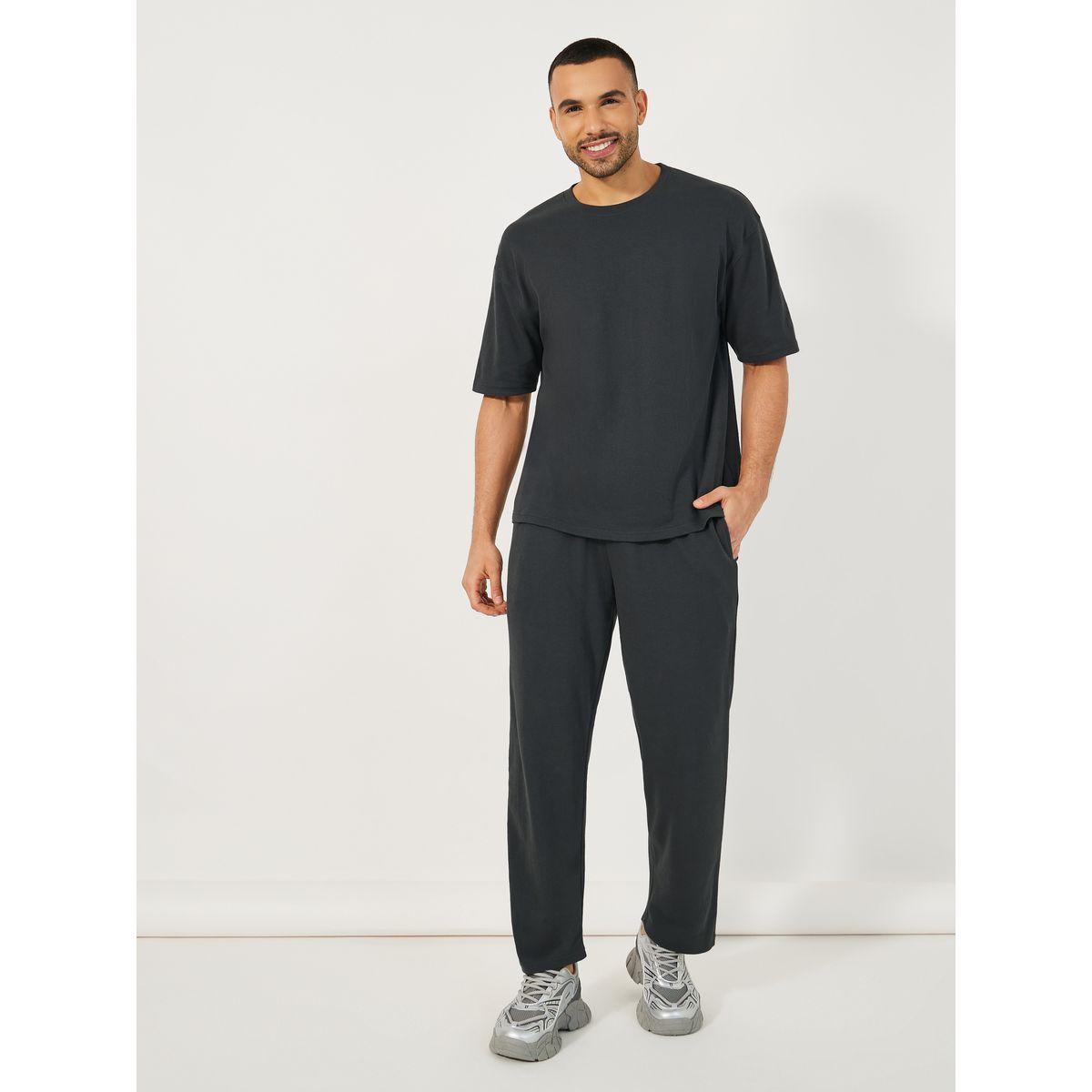 طقم منسق من جوغر مع تيشيرت فضفاض بتفاصيل مُتباينة-men-clothing-coordsets-image-2