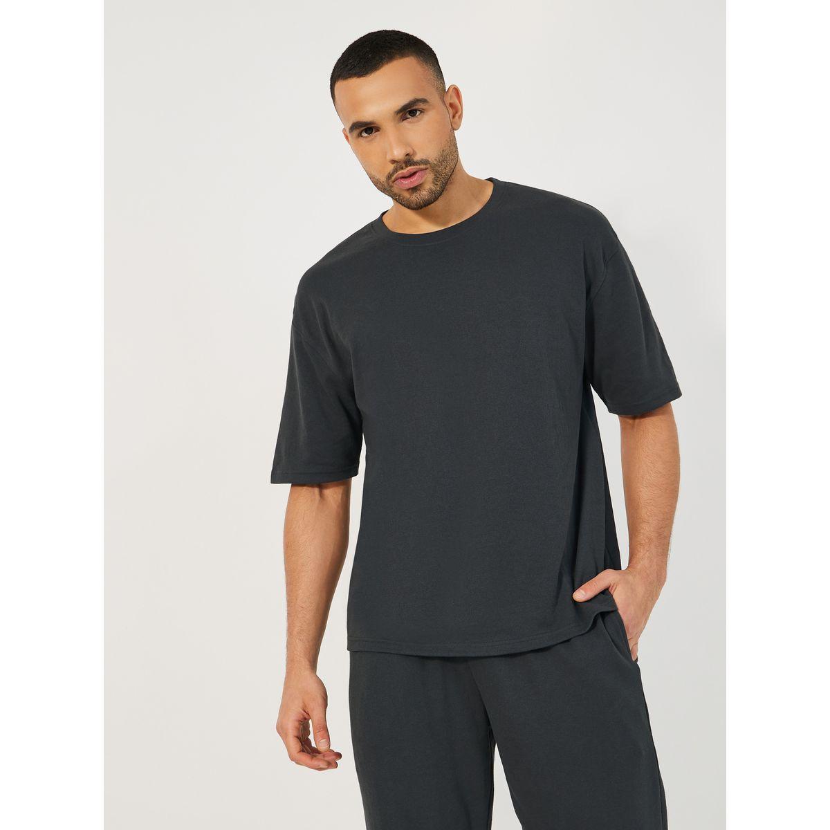 طقم منسق من جوغر مع تيشيرت فضفاض بتفاصيل مُتباينة-men-clothing-coordsets-image-3