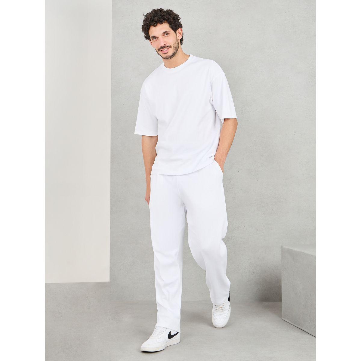 طقم منسق من جوغر مع تيشيرت بقصة واسعة-men-clothing-coordsets-image-2