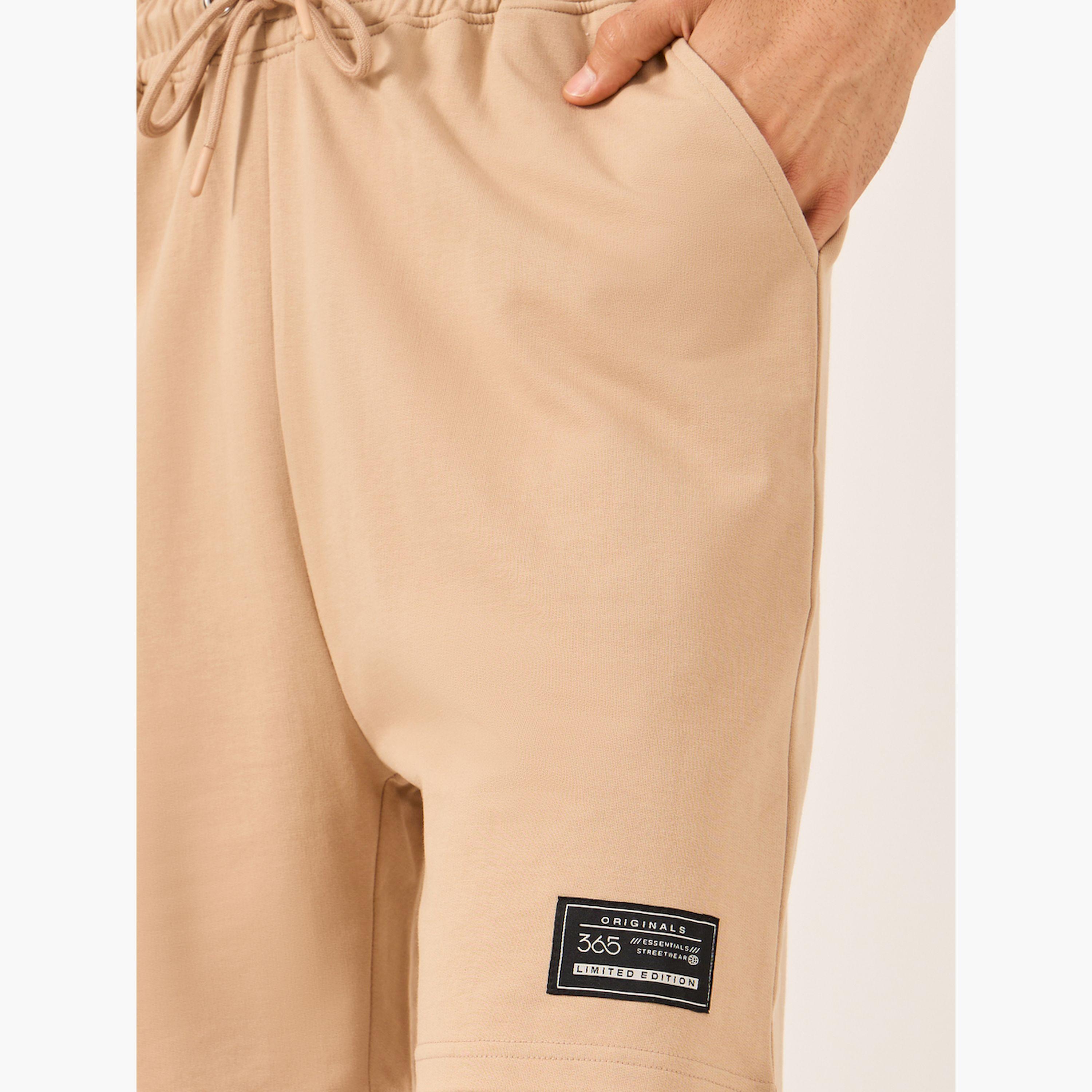ستايلي - شورت تيري بقصّة عادية ومزيّن بشعار-men-clothing-bottoms-shorts-image-4
