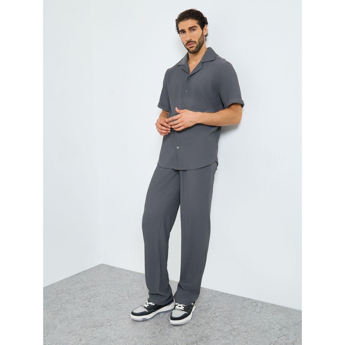 طقم منسق من بنطال وقميص بقصة مريحة وتفاصيل مضلعة-men-clothing-coordsets-image-1