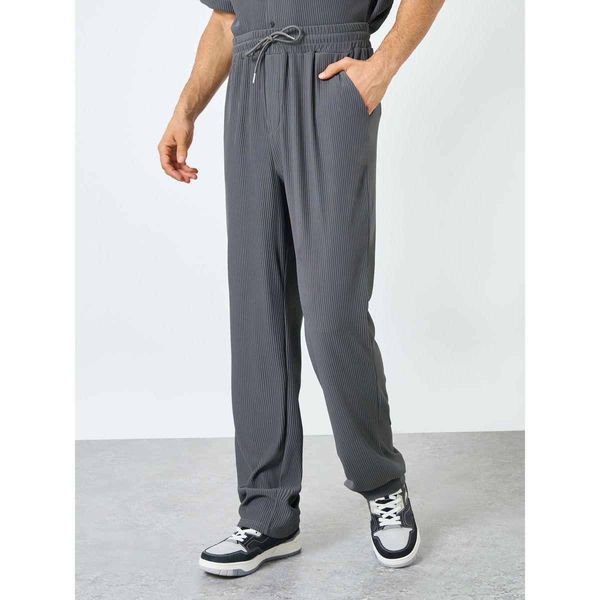 طقم منسق من بنطال وقميص بقصة مريحة وتفاصيل مضلعة-men-clothing-coordsets-image-4