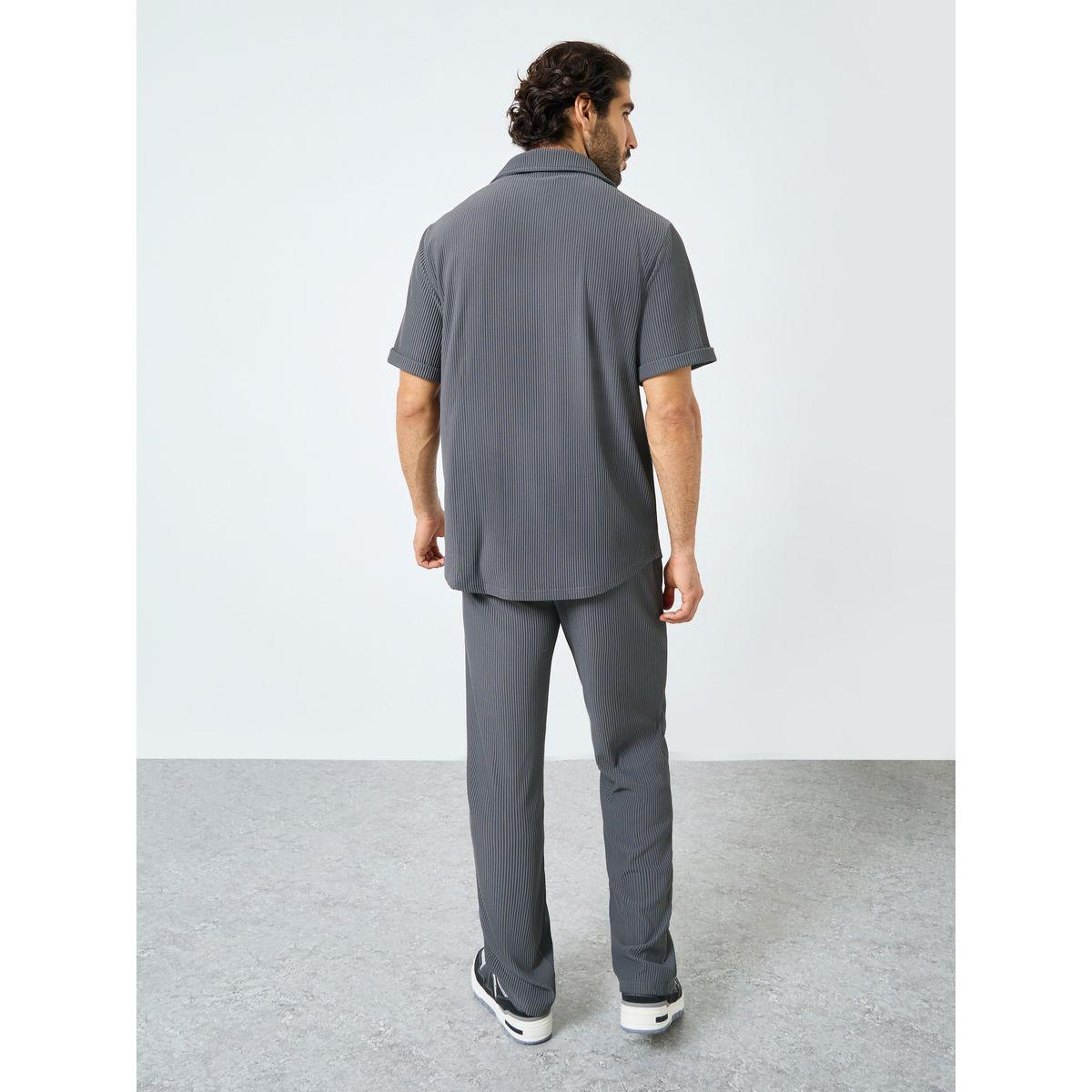 طقم منسق من بنطال وقميص بقصة مريحة وتفاصيل مضلعة-men-clothing-coordsets-image-5