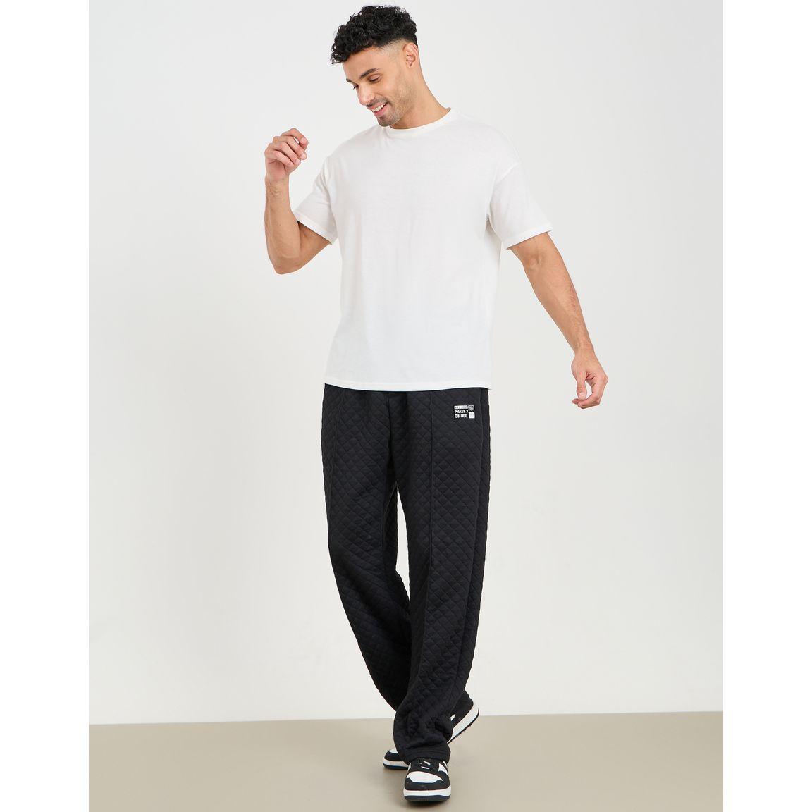 بنطال بقصة مريحة ومزين بشارة-men-clothing-bottoms-trousersandchinos-trousers-image-1